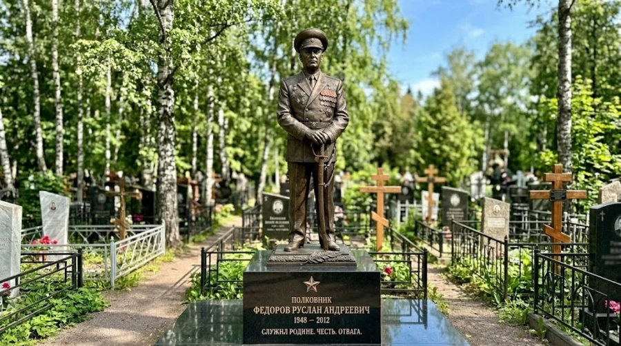 case-officer-bronze-monument