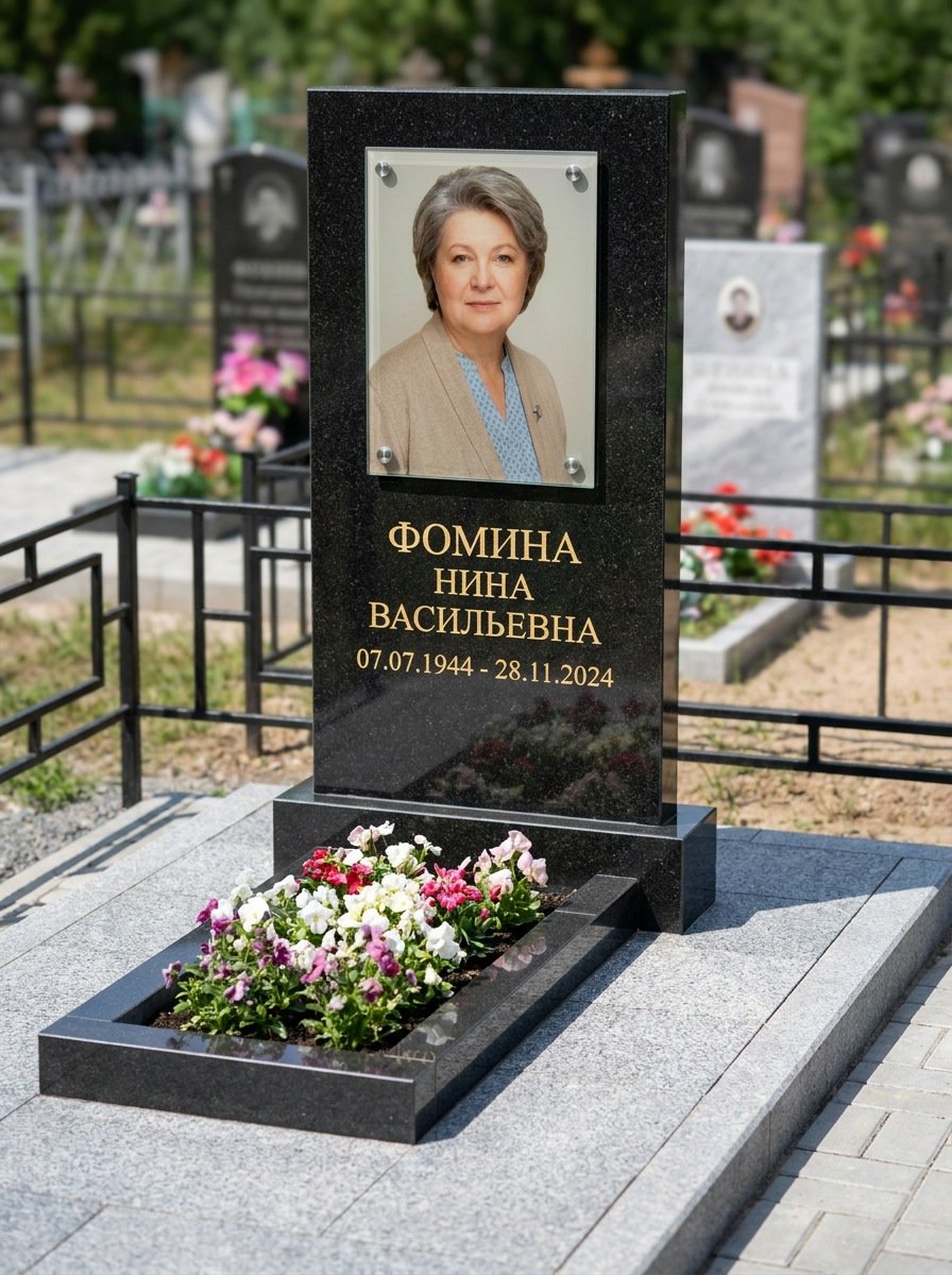Портрет на памятнике в Казани — Цветной портрет, вплавленный в стекло, на чёрном граните