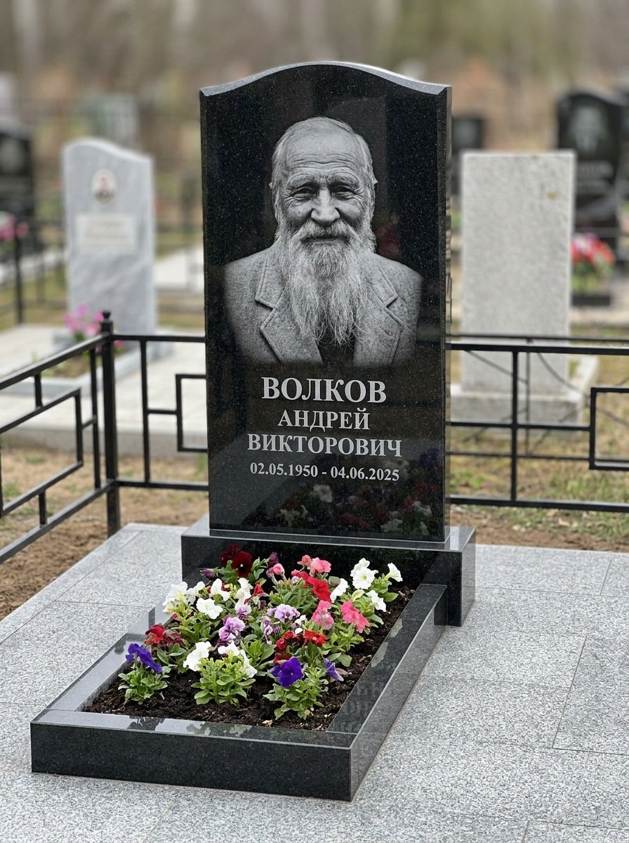 Портрет на памятнике в Казани — Старый снимок восстановили, портрет по грудь — гравировка